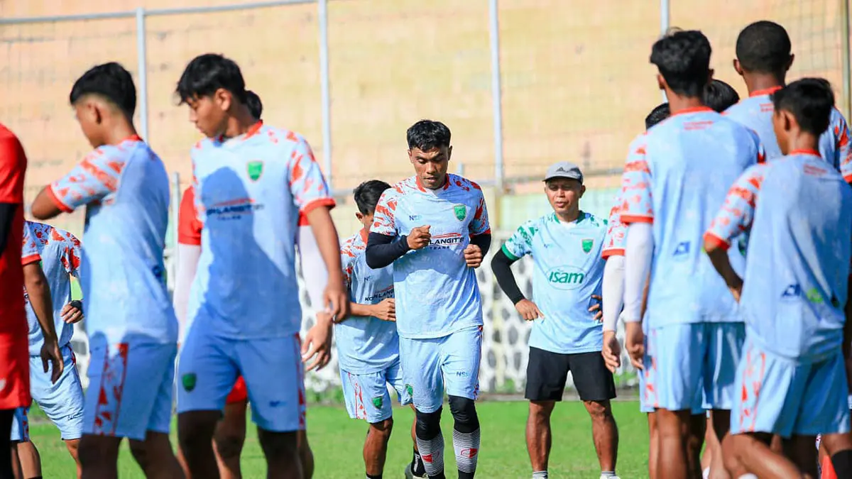 LATIHAN KERAS: Skuad Pasuruan United saat menjalani latihan di Stadion R Soedrasono Pogar, Kecamatan Bangil. (Pasuruan United for Radar Bromo)