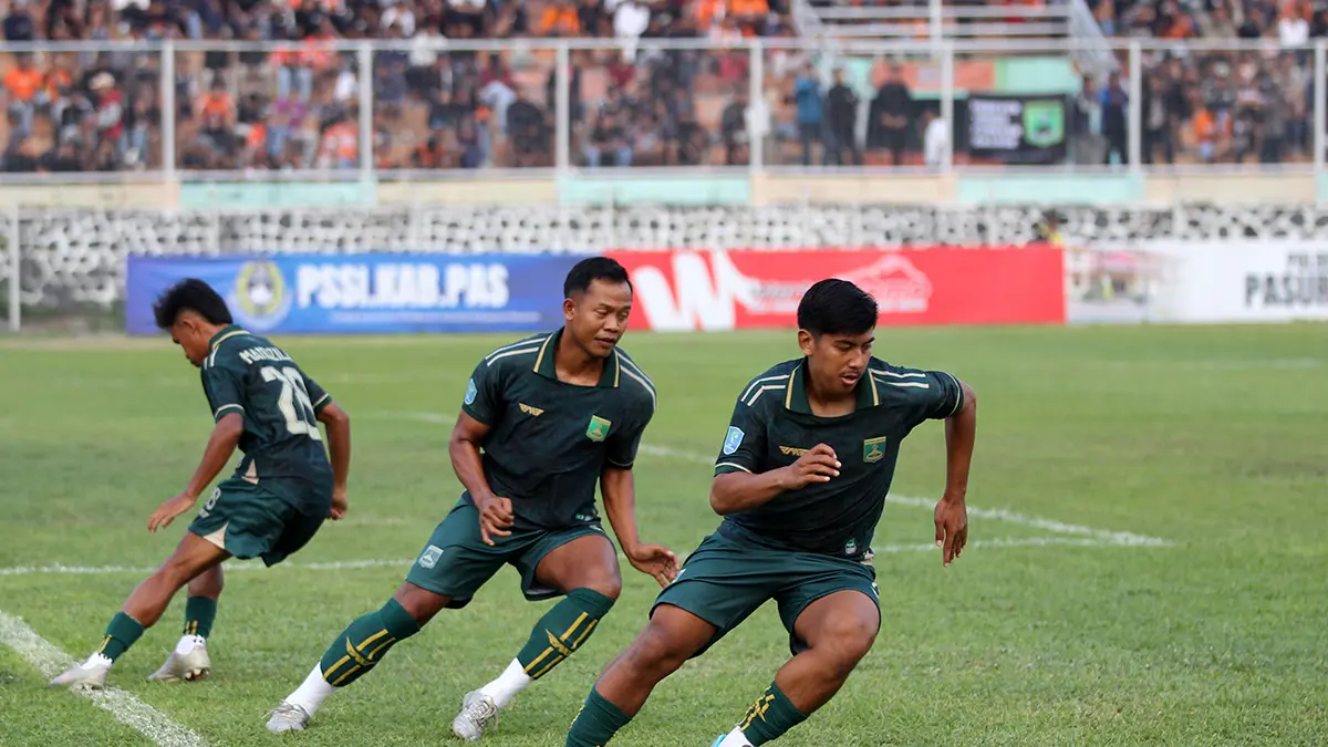 MASIH BISA BERUBAH: Dari kiri-kanan Manzila, Joko Susilo dan Sugiyanto saat memperkuat Persekabpas ketika melawan Persik Kediri pekan lalu. (Foto: M Zubaidillah/Jawa Pos Radar Bromo)