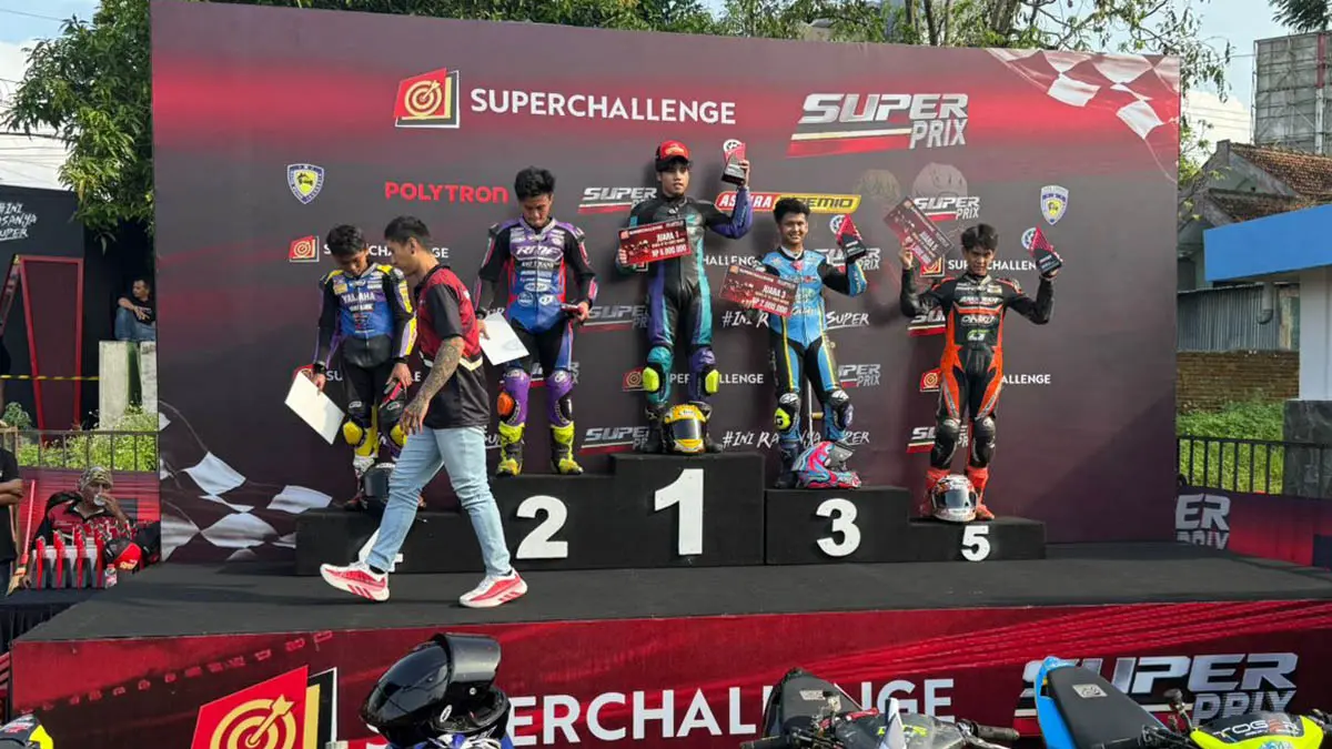 MENANG: Hafidz Fahril Rasyadan (biru kuning), pebalap asal Kota Probolinggo saat naik podium di Superchallenge Super Prix 2026 series pertama di Boyolali, Jawa Tengah, Jumat-Sabtu (22-23/5). (Foto: Imron Hamzah for Jawa Pos Radar Bromo)