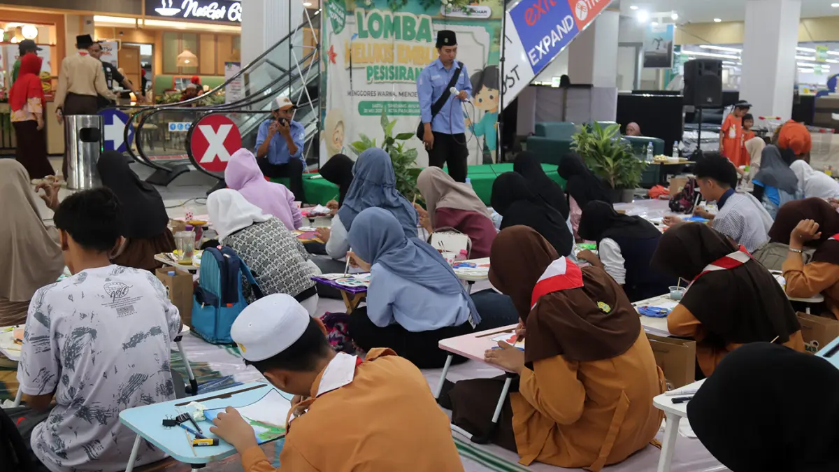 MERIAH: Lomba Melukis Emblem pesisiran yang dilaksanakan Oleh Pesantren Bayt Al Hikmah menarik puluhan peserta yang diselenggarakan secara meriah. (Inayah Maharani/ Radar Bromo)