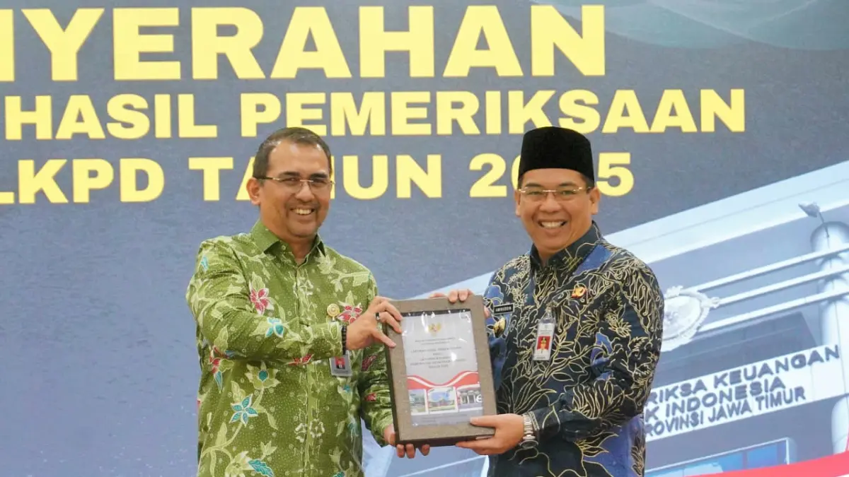 PENGHARGAAN: Wali Kota Probolinggo dr. Aminuddin menerima penghargaan dari Kepala Perwakilan BPK RI Provinsi Jawa Timur Yuan Chandra Djaisin, Jumat (29/5) sore.&nbsp;(ISTIMEWA)