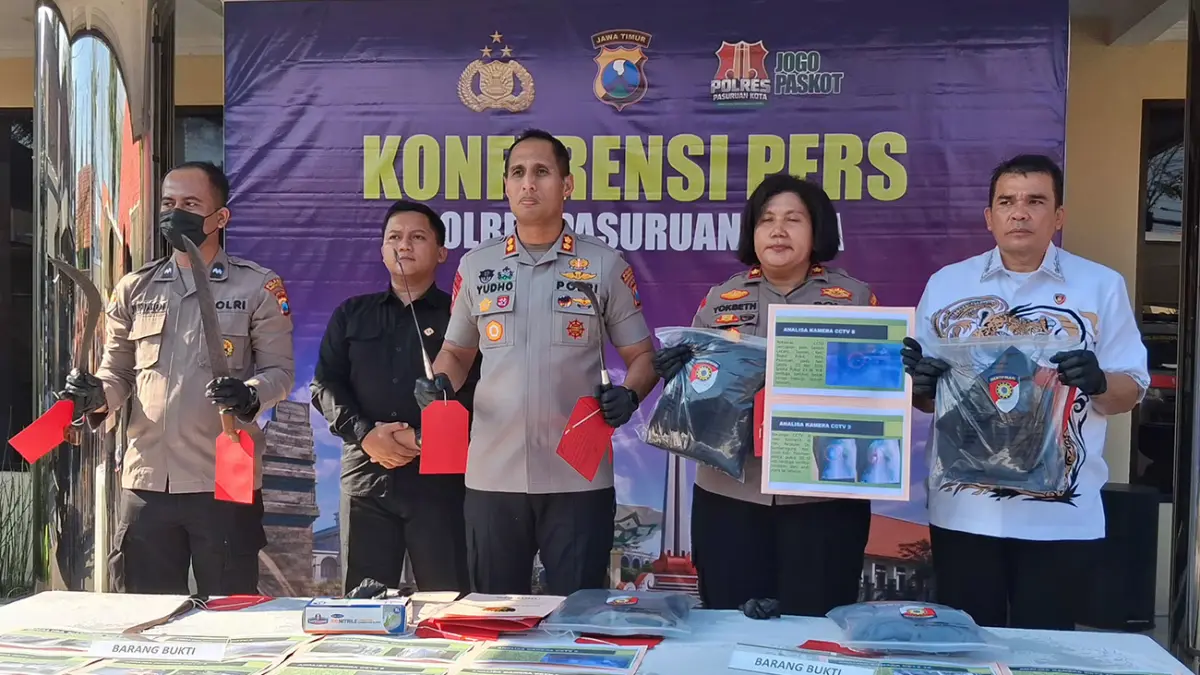 Polisi saat merilis kasus gengster bersenjata tajam yang menyerang warga di belakang GOR Unsur. (Fuad Alyzen/ Radar Bromo)