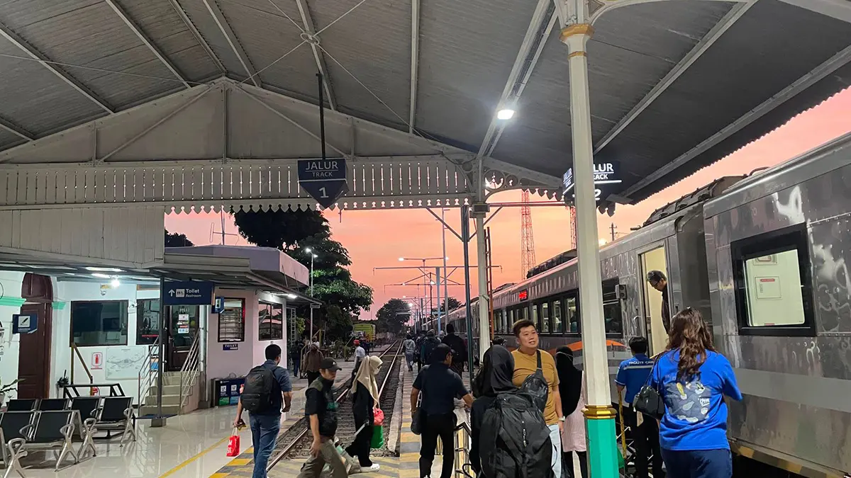 RAMAI: Sejumlah calon penumpang siap berangkat menggunakan kereta api dari Stasiun Probolinggo, Sabtu (29/5).&nbsp;(PT KAI DAOP 9 JEMBER FOR JAWA POS RADAR BROMO)