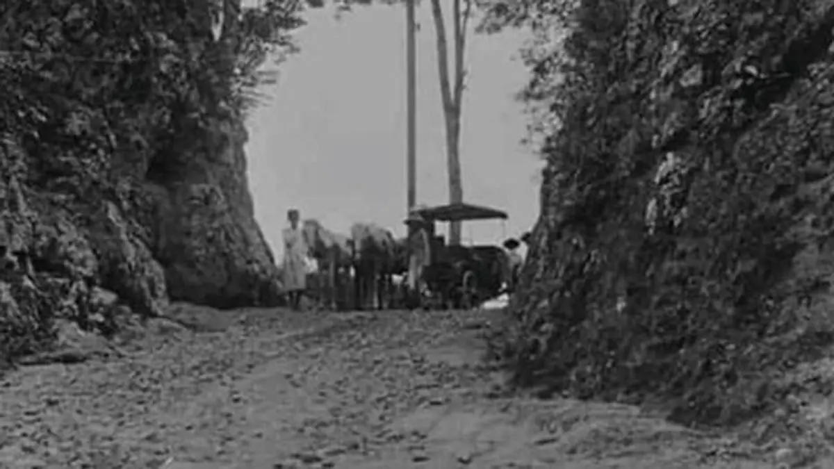 SETAPAK: Jalan Gunung Tunggangan di era Kolonial Belanda. Jalan tersebut, dulunya merupakan jalan setapak yang hanya bisa dilalui dengan menaiki kuda. (Istimewa)
