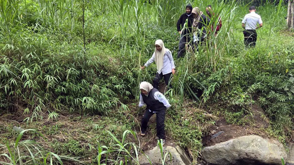 SURVEI: Tim Dinas Cipta Karya dan Tata Ruang Kabupaten Pasuruan saat melakukan survei ke wilayah yang rentan krisis air di Kabupaten Pasuruan. (Pemkab Pasuruan for Radar Bromo)