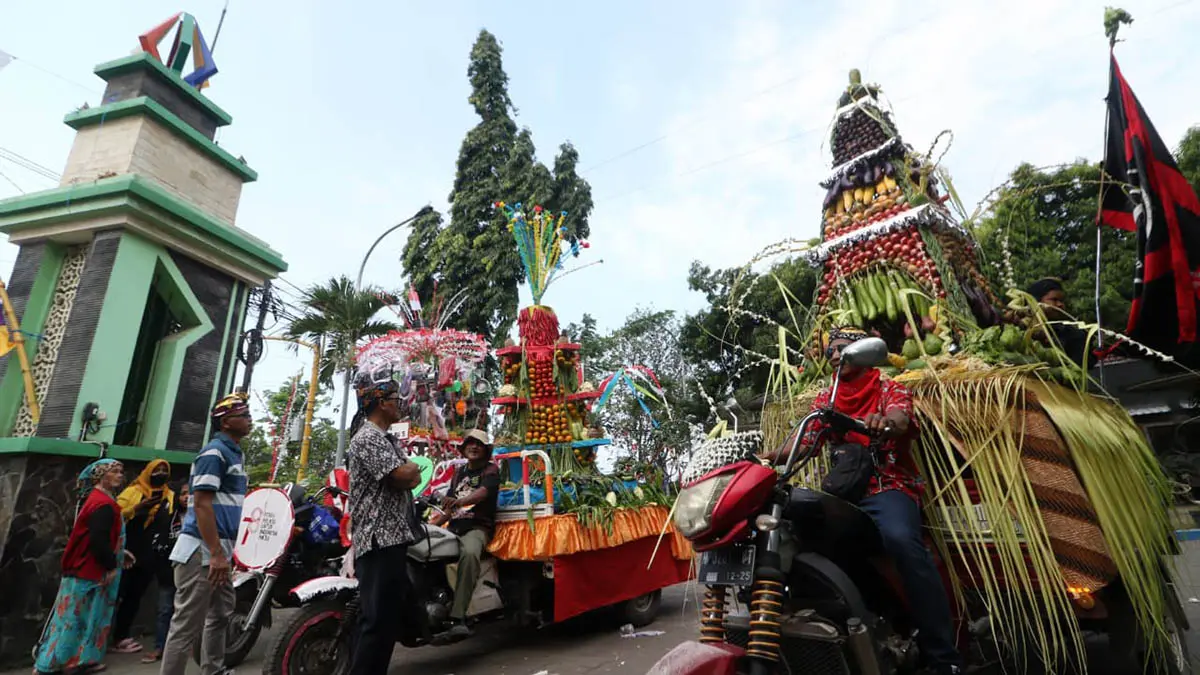TRADISI: Kegiatan larung sesaji yang rutin digelar di Ranu Grati. (Mokhamad Zubaidillah/Radar Bromo)