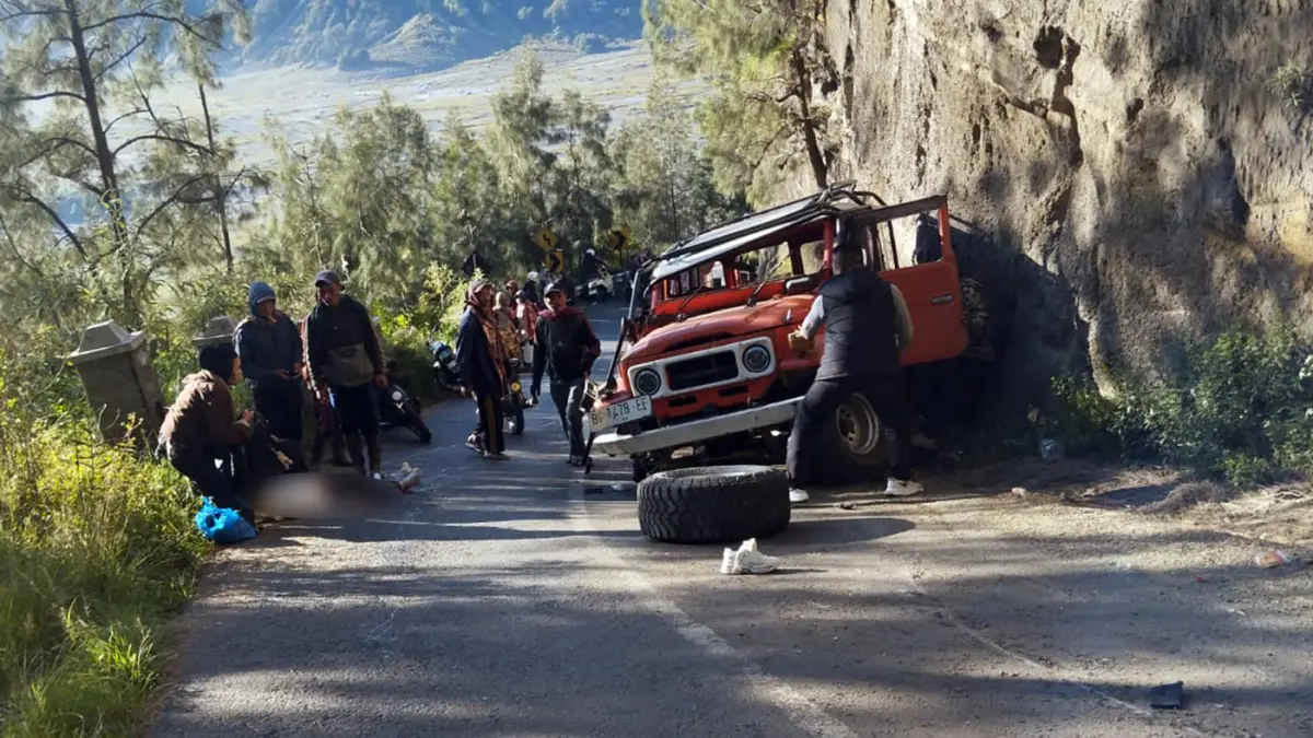 Warga saat mengevakuasi korban usai jip Bromo yang mereka tumpangi menabrak tebing di leter S, Tosari, Pasuruan. (Istimewa)