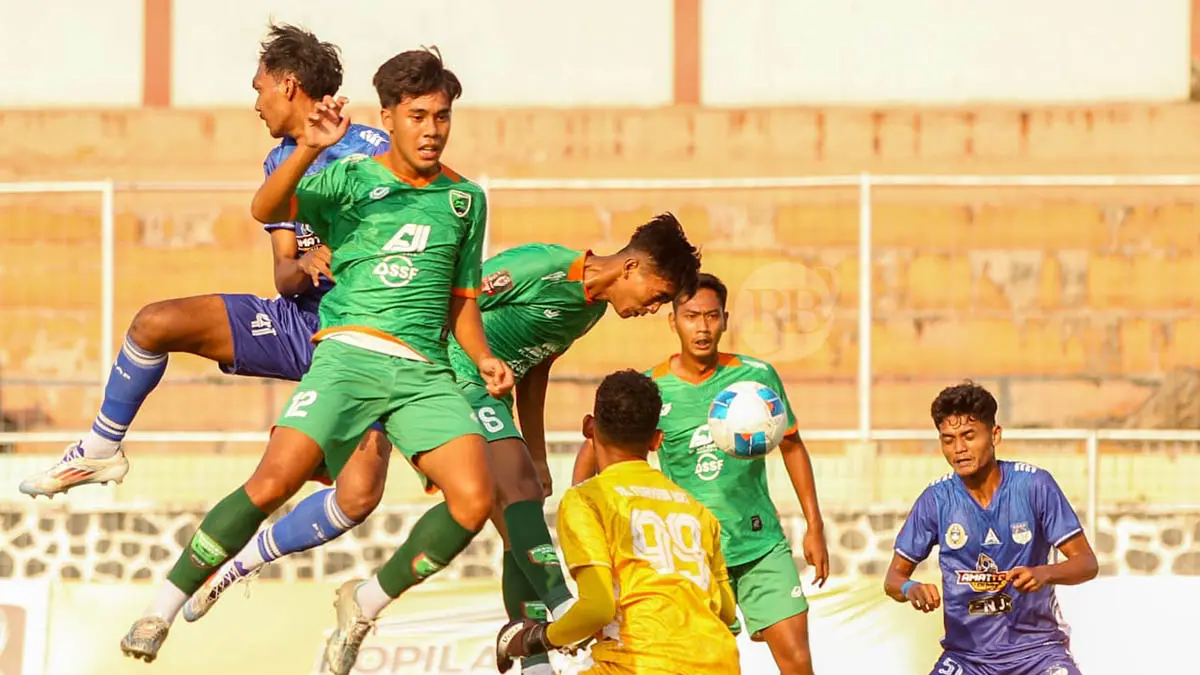 BUANG PELUANG: Kemelut yang terjadi di kotak 12 saat laga Pasuruan United melawan PSAP Sigli, Minggu (31/6) sore. Laga ini berakhir seri 1-1. (Foto: M Zubaidillah/Jawa Pos Radar Bromo) 