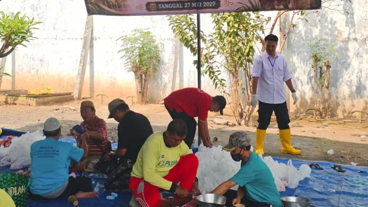 DIPANTAU: Pegawai Dinas Pertanian Kabupaten Probolinggo memantau proses pemotongan hewan kurban di Kecamatan Kraksaan. (DINAS PERTANIAN FOR JAWA POS RADAR BROMO)