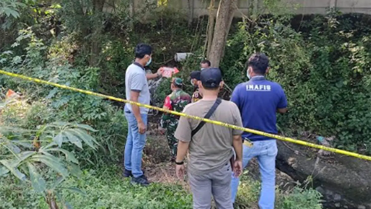 GARIS POLISI: Petugas Polsek Wonorejo melakukan evakuasi dan olah TKP. (Foto: Polsek Wonorejo for Jawa Pos Radar Bromo)