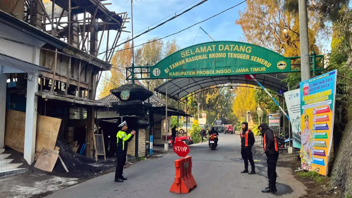 PERKETAT PENGAMANAN: Sejumlah personel Polres Probolinggo disiagakan di pintu masuk kawasan Bromo kawasan Cemorolawang, Ngadisari, Sukapura, Kabupaten Probolinggo. 