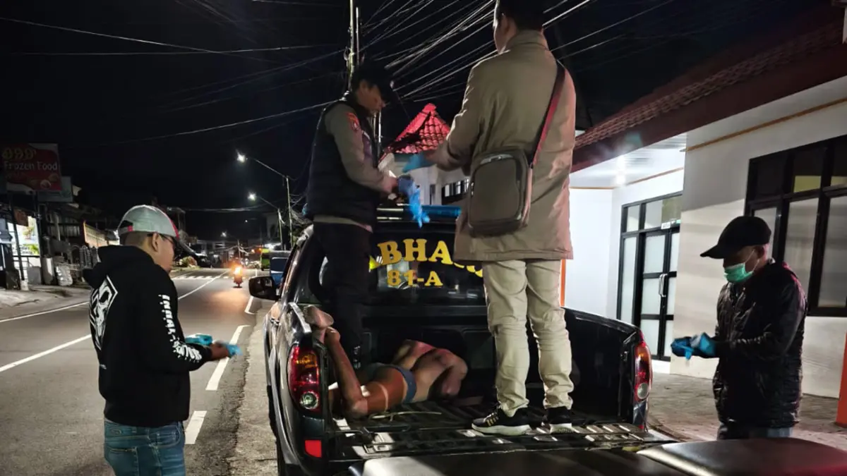 SASARAN AMUK MASSA: Petugas saat mengamankan IN, asal Sumberpitu yang tepergok mencuri motor di Gendro, Tutur, Kabupaten Pasuruan. 