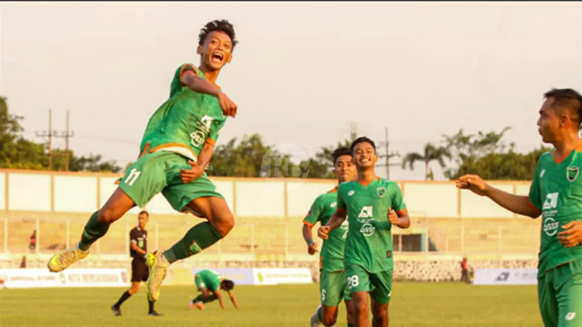 SEMPAT UNGGUL: Playmaker Pasuruan United M Nurhacqiqi meloncat usai mencetak gol pertama. (Foto: M Zubaidillah/Jawa Pos Radar Bromo)