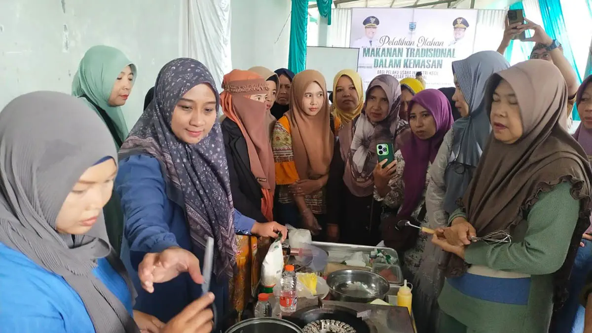 BELAJAR: Pelaku UMKM di Pasar Semampir mengikuti pelatihan olahan makanan tradisional dalam kemasan beberapa waktu lalu. (Foto: Istimewa)