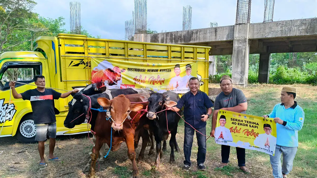 BERBAGI: Penyerahan hewan kurban kepada Pondok Pesantren Zainul Hasan Genggong di Kabupaten Probolinggo. (Foto: Istimewa)