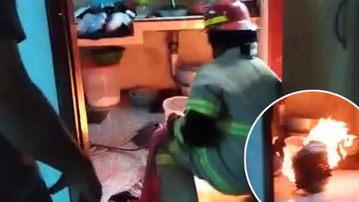 BIKIN PANIK: Petugas saat memadamkan tabung elpiji melon yang berkobar di warung milik Husfatun jalan raya Dringu, Probolinggo. (Istimewa)