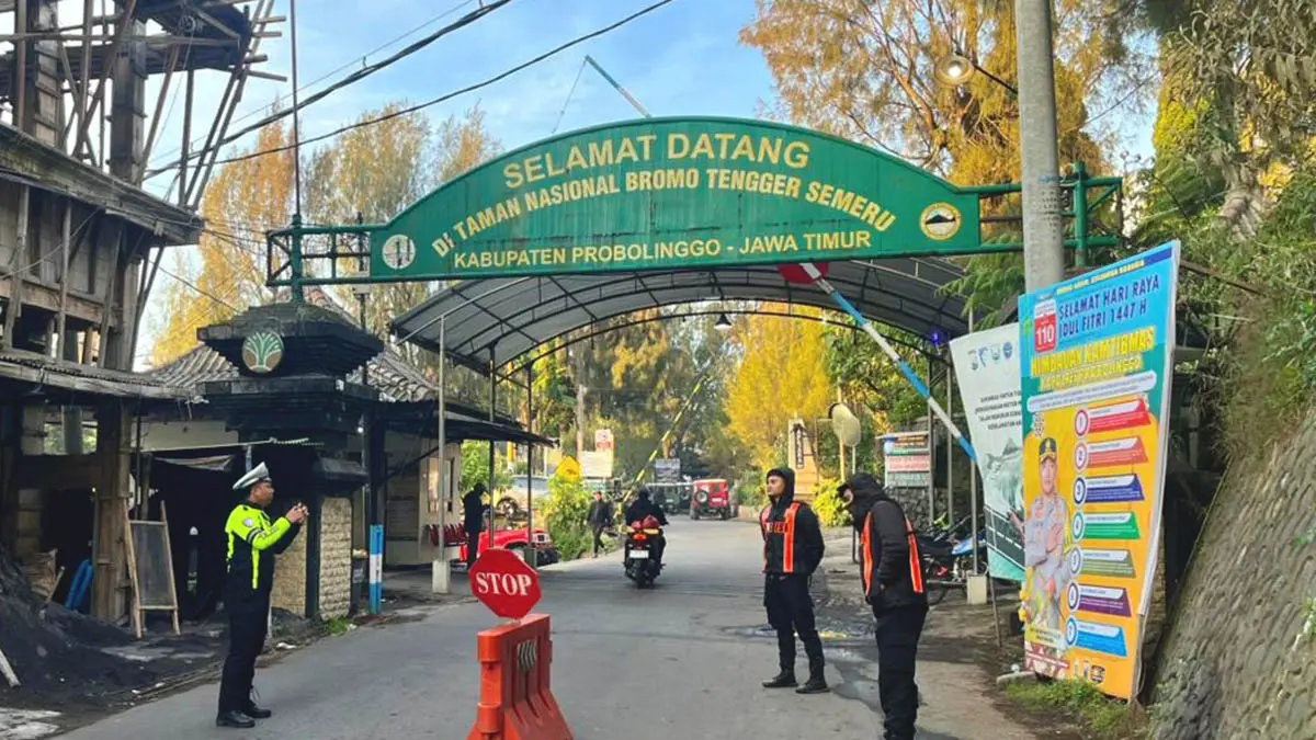 DEMI KEAMANAN: Personel Polres Probolinggo yang diterjunkan untuk mengamankan kawasan menuju Gunung Bromo. (Foto: Polres Probolinggo For Jawa Pos Radar Bromo)