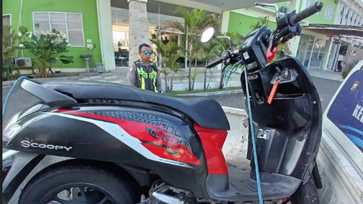 DIAMANKAN: Motor yang dikendarai korban seusai kecelakaan di Exit Tol Purwodadi. (Foto: Unit Gakkum Satlantas Polres Pasuruan)