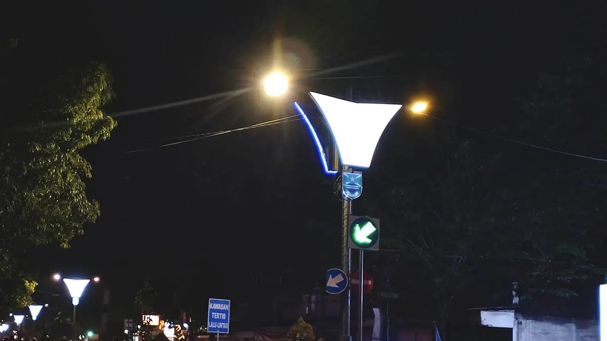 DIBAYAR PAKAI PAJAK: Penerangan jalan yang terpasang di Kraksaan. Pemkab Probolinggo sudah menjalin kerjasama untuk pembayaran pajak untuk tariff listrik dan penerangan jalan umum. (Foto: dok Jawa Pos Radar Bromo)