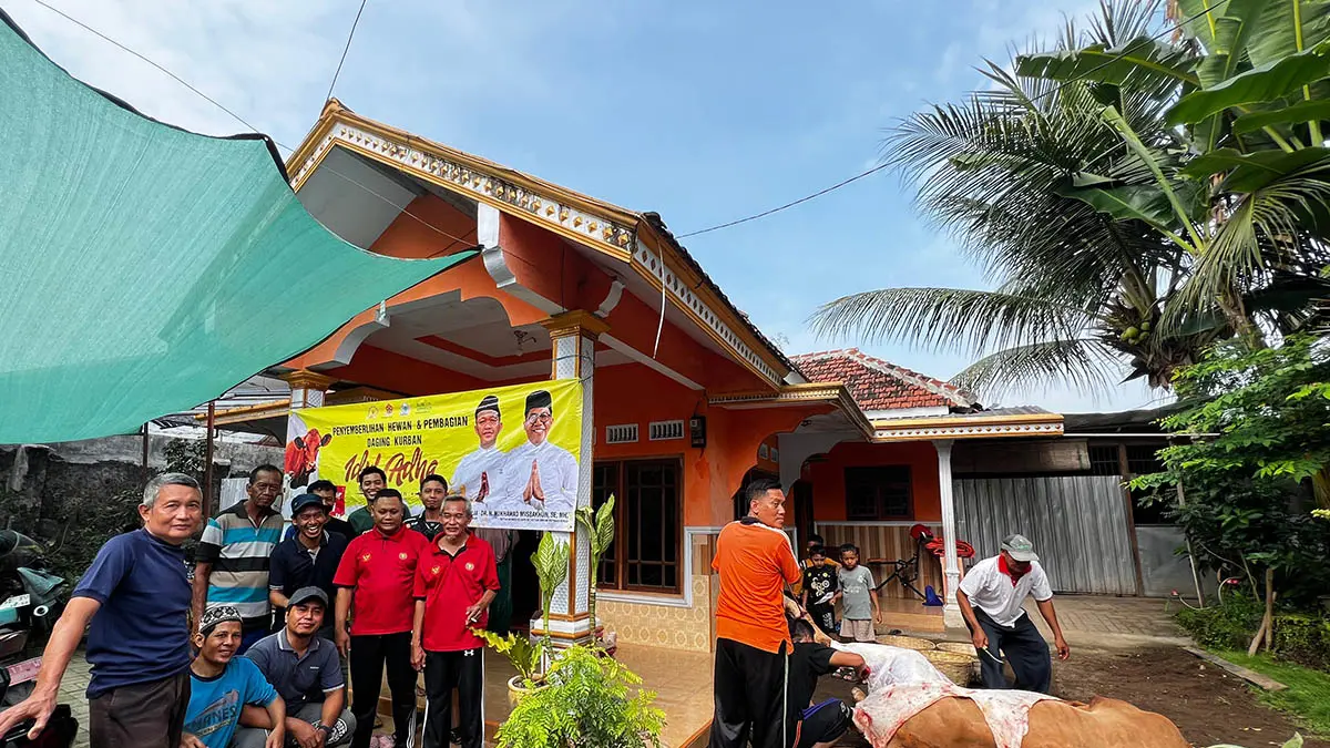 GOTONG ROYONG: Pembagian hewan kurban juga disalurkan ke Kecamatan Gondangwetan, Kabupaten Pasuruan. (Foto: Istimewa)