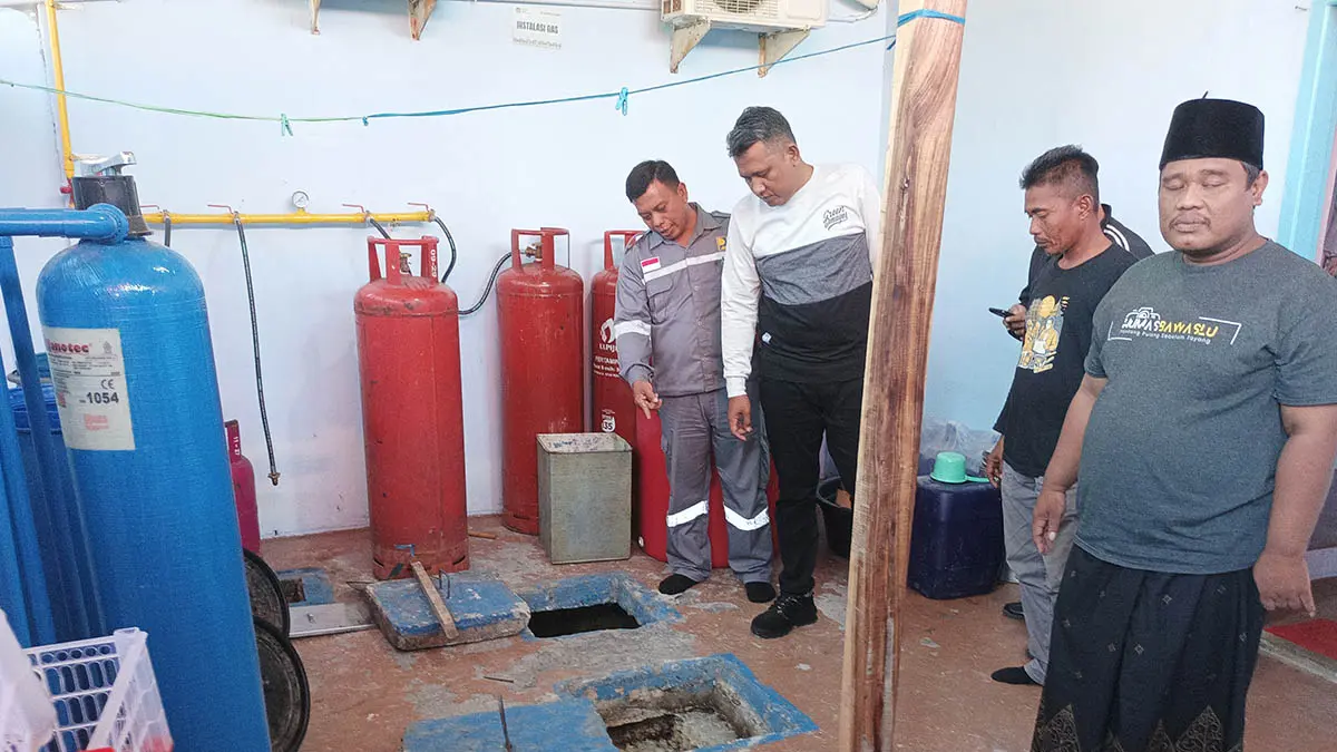 HARUS SESUAI STANDAR: Petugas instalasi pengolahan air limbah dari Dinas Perumahan, Kawasan Permukiman dan Pertanahan (DPKPP) kabupaten Probolinggo mengecek SPPG Opo-opo, Krejengan, Jumat (29/5) lalu. (Foto: Agus Faiz Musleh/Jawa Pos Radar Bromo)