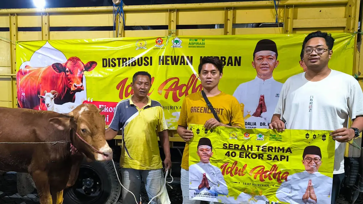 KEBAHAGIAAN : Hewan kurban juga disalurkan kepada masyarakan Kejapanan, Gempol, Kabupaten Pasuruan. (Foto: Istimewa)