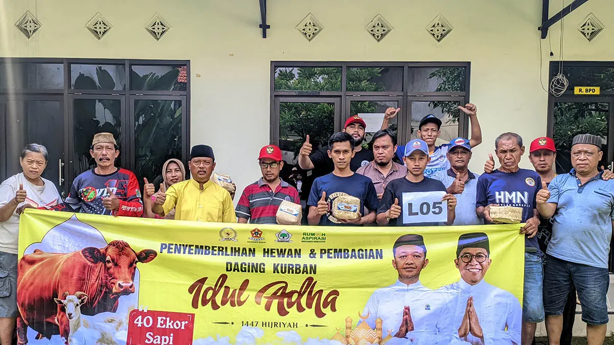 KEBERSAMAAN: Penyaluran hewan kurban kepada masyarakat Nguling, Kabupaten Pasuruan. (Foto: Istimewa)