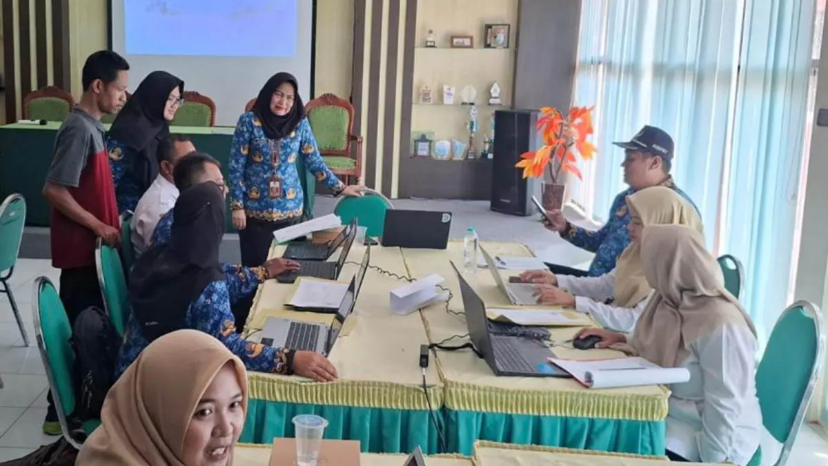 MENUJU STANDAR NASIONAL:Pendataan perpustakaan sekolah  yang dilakukan beberapa waktu lalu. (Foto: Istimewa)