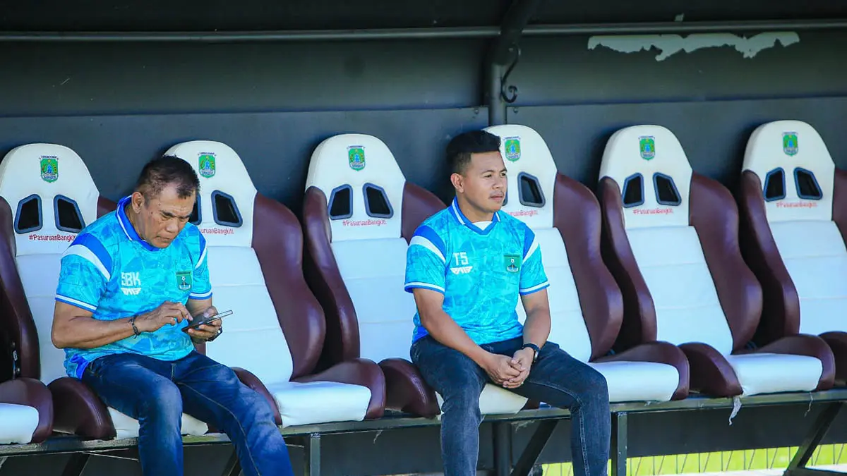 ORANG BARU: Toni Saputro (kanan) bersama pelatih Persekabpas Subangkit saat memantau latihan di Stadion R Soedarsono beberapa waktu lalu. (Foto: dok Pribadi)