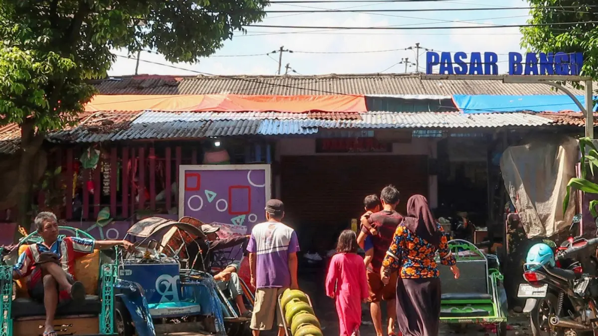 SUMBER PEMASUKAN: Suasana Pasar Bangil saat pagi hari. Diskoperindag bakal melibatkan apparat penegak hukum untuk memaksimalkan retribusi pasar.

