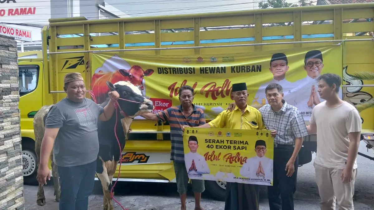 PEDULI: Masyarakat Kecamatan Maron, Kabupaten Probolinggo, mendapatkan hewan kurban. (Foto: Istimewa)