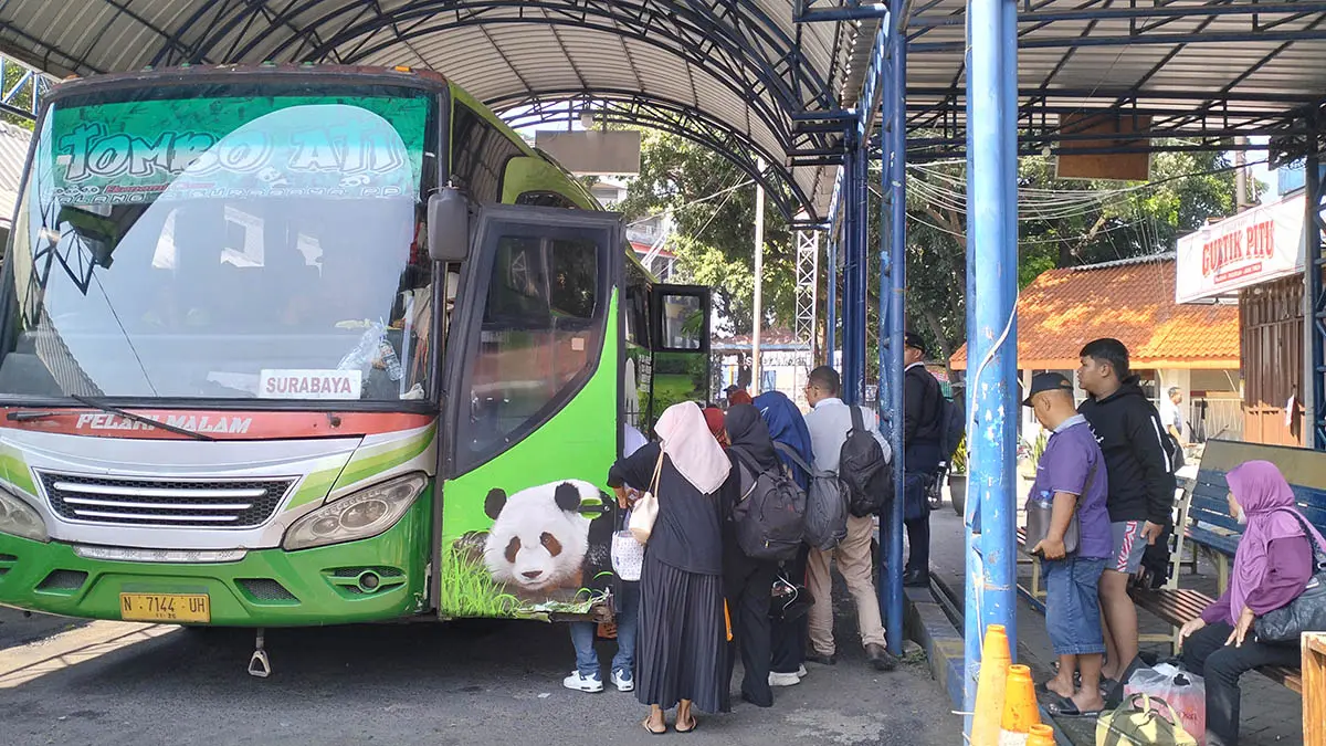 TRANSIT SEBENTAR: Bus antar kota dalam propinsi di Terminal Tipe A Pandaan yang diserbu penumpang. (Foto: Rizal F Syatori/Jawa Pos Radar Bromo)