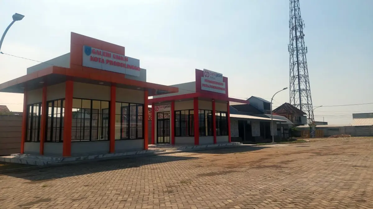 BELUM DIMANFAATKAN: Galeri UMKM di depan Terminal Bayuangga, Kota Probolinggo. (Arif Mashudi/ Radar Bromo)