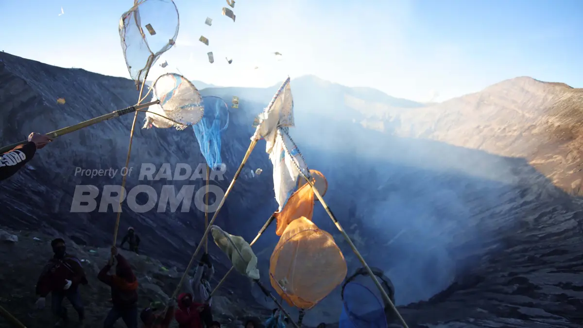 BERTARUH NYAWA: Sejumlah pemarit berebut larungan di dinding kawah Gunung Bromo.&nbsp;(MOKHAMMAD ZUBAIDILLAH/JAWA POS RADAR BROMO)