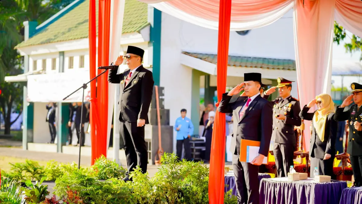 DEMI PANCASILA: Ratusan peserta mengikuti upacara Hari Lahir Pancasila di Alun-Alun Kota Probolinggo, Senin (1/6).&nbsp;(DISKOMINFO KOTA PROBOLIGGO FOR JAWA POS RADAR BROMO)