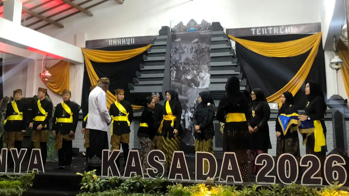 PENGUKUHAN: Sepuluh Tokoh Dikukuhkan Jadi Warga Kehormatan Tengger pada Malam Resepsi Yadnya Kasada di Pendopo Agung Ngadisari, Kecamatan Sukapura, Kabupaten Probolinggo, Minggu (31/5) malam. (Inneke Agustin/ Radar Bromo)