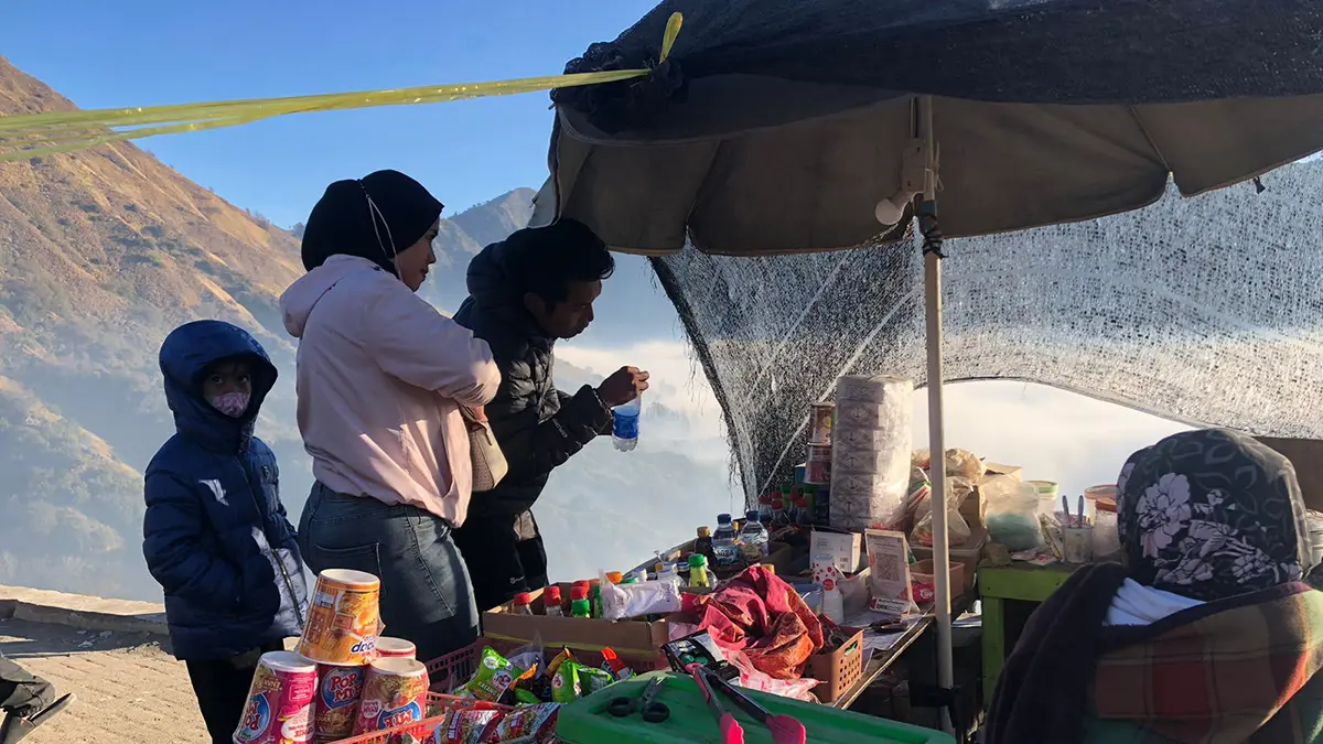 RAMAI: Sejumlah pembeli berbelanja di warung milik Hariyanto, saat momen Kasada. (INNEKE AGUSTIN/JAWA POS RADAR BROMO)