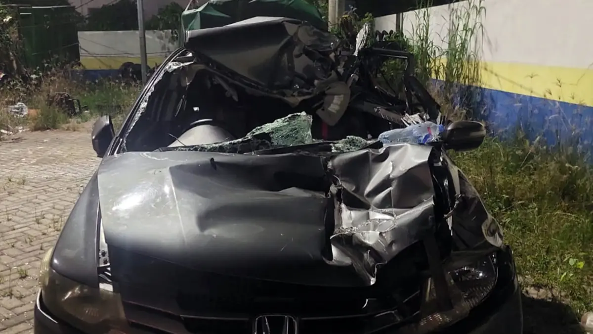 RINGSEK PARAH: Kondisi mobil sedan Honda City usai menghantam truk di tol Gempol-Pasuruan wilayah Rembang, Senin malam (1/6). 