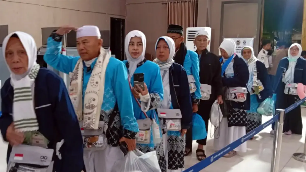 SUKA CITA: Jemaah kloter 1 Asal Probolinggo saat tiba di Asrama Haji, Surabaya. Mereka tiba Senin (1/6) malam.(IST/RADAR SURABAYA)