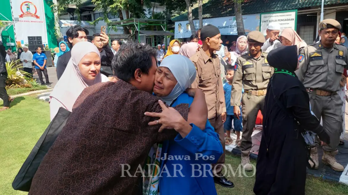 TANGIS HARU: Kedatangan jemaah haji asal Kota Probolinggo saat dijemput keluarga di kantor Wali Kota Probolinggo, Selasa pagi (2/6). (Arif Mashudi/ Radar Bromo)