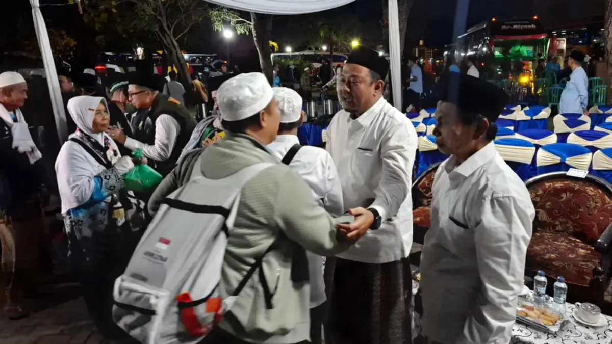 Wabup Probolinggo Fahmi AHZ (dua dari kanan) saat menyambut kedatangan para jemaah haji, Selasa pagi (2/6). (Agus Faiz Musleh/ Radar Bromo)