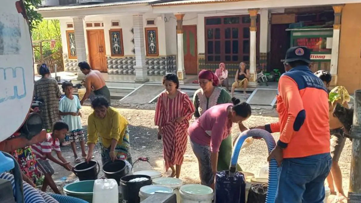 AIR BERSIH: Warga Desa Paras, Kecamatan Tegalsiwalan, bergiliran mengambil air bersih yang disalurkan BPBD Kabupaten Probolinggo.&nbsp;(BPBD KABUPATEN PROBOLINGGO FOR JAWA POS RADAR BROMO)