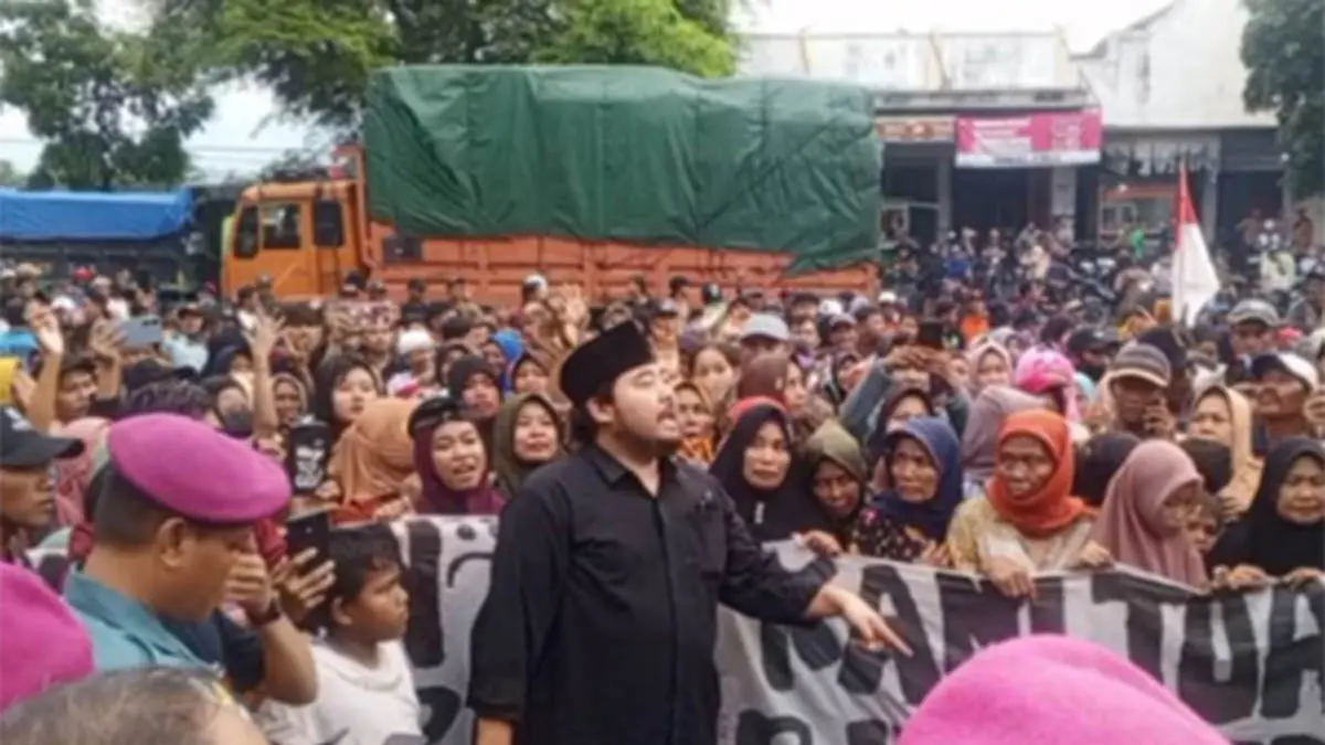 BELUM SELESAI: Aksi warga salah satu Desa di Nguling, Kabupaten Pasuruan saat menolak keberadaan batalyon dan sekolah milik TNI AL. Persoalan agrarian di wilayah Pasuruan Timur ini akan dibawa ke DPR RI. (Foto: dok Jawa Pos Radar Bromo)