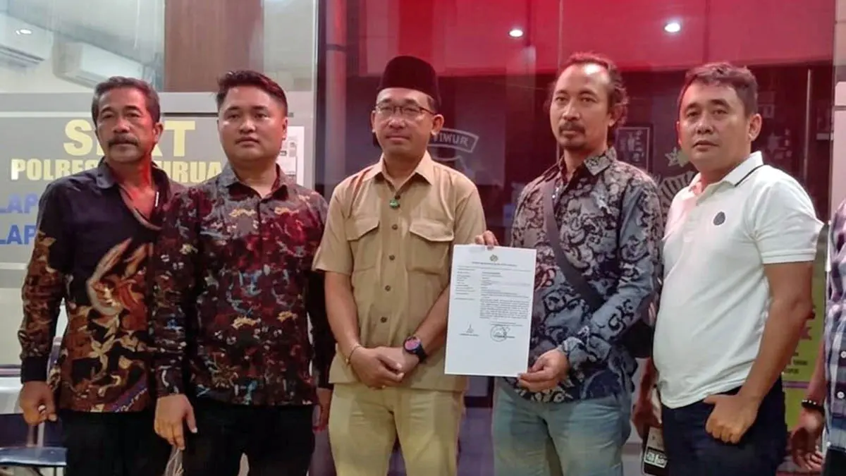 BERI KETERANGAN: Sejumlah kader Gerindra saat mendatangi Mapolres Pasuruan untuk melaporkan akun Facebook bernama “Rachel Rachel”. Karena diduga menyebarkan ujaran kebencian yang menyerang Presiden Prabowo Subianto dan Partai Gerindra. (Istimewa)