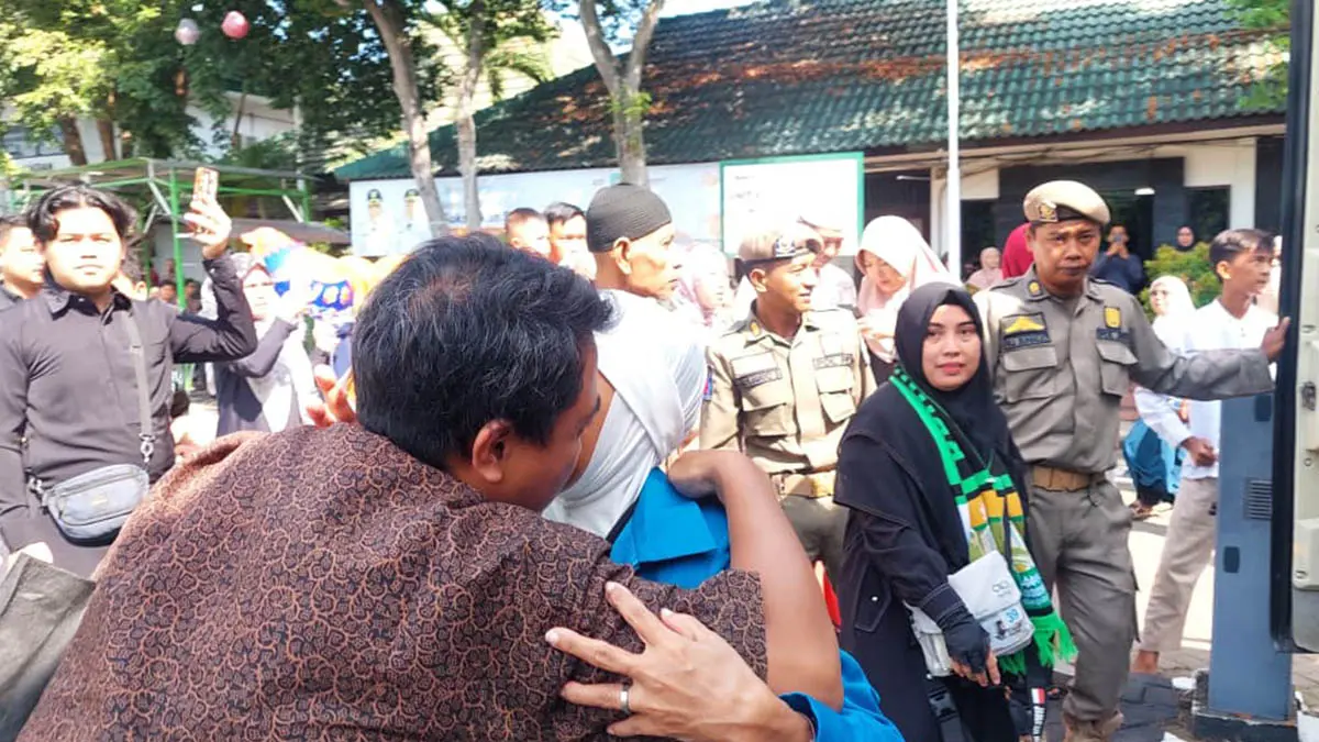 BERSYUKUR: Wakil Bupati Fahmi AHZ (dua dari kanan) menyalami para jamaah yang baru tiba dari tanah suci Makkah dan Madinah. (Foto: istimewa)