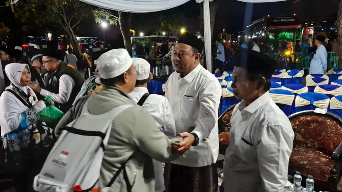 BERSYUKUR: Wakil Bupati Fahmi AHZ (dua dari kanan) menyalami para jamaah yang baru tiba dari tanah suci Makkah dan Madinah. (Foto: istimewa)