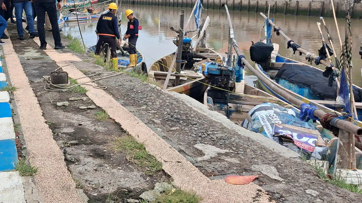 BUTUH SENTUHAN: Kondisi trotoar pelabuhan yang butuh sentuhan. Sayangnya, Pemkot Pasuruan tahun ini, belum menganggarkannya. (Dokumen Radar Bromo)