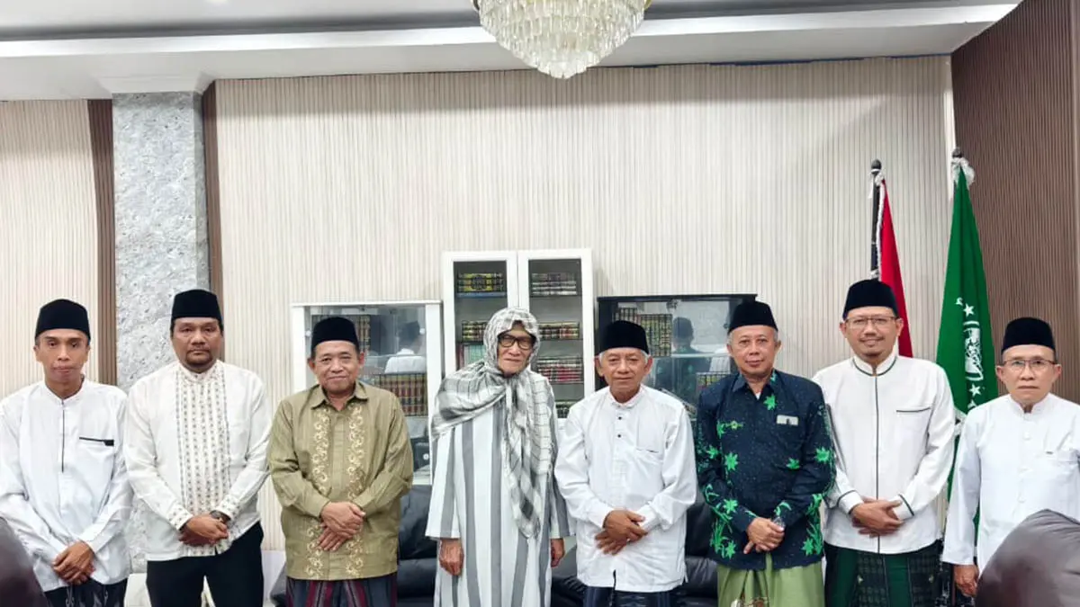 DARI BAWAH: Eddy Supriyanto (tiga dari kanan) dan jajaran pengurus PC NU Bangil sowan ke KH Miftachul Akhyar, Rais Aam PB NU. (Foto: dok pribadi)