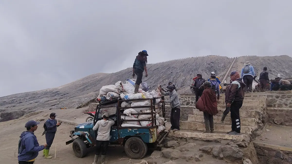 DIBERSIHKAN: Sampah dari kawasan Gunung Bromo, diangkut menggunakan kendaraan bak terbuka untuk dibawa ke TPA.&nbsp;(ISTIMEWA)