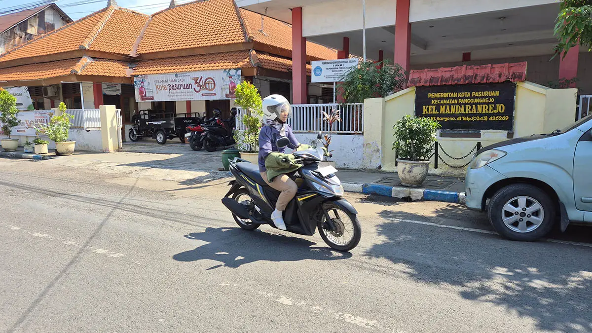 DIKAJI: Kantor Kelurahan Mandaranrejo yang tengah dikaji lantaran keberadaannya yang sudah tua dan berdiri di atas aset milik PT KAI. (Fahrizal Firmani/Radar Bromo)